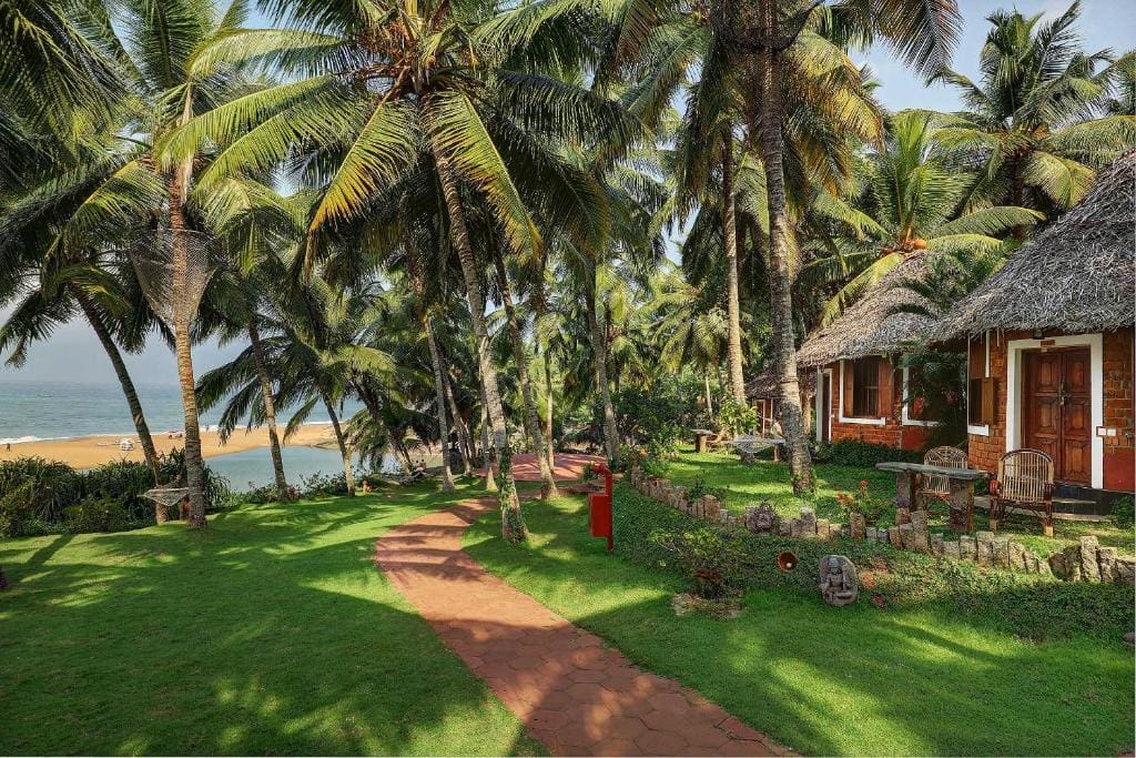 Palm-filled grounds and traditional architecture at Manaltheeram